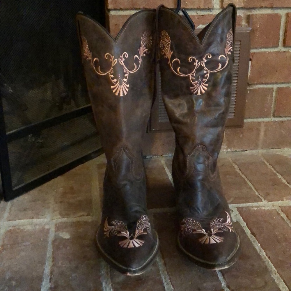 Pointed toe leather cowboy boots